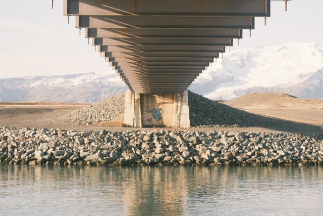 Brücke unterhalb eines Gletschers