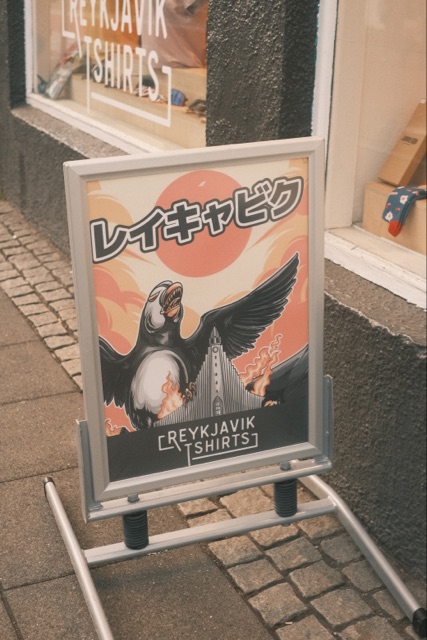 Ein Werbeaufsteller vor einem Laden
