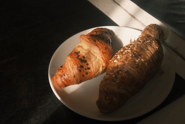 Zwei Croissants auf einem Teller